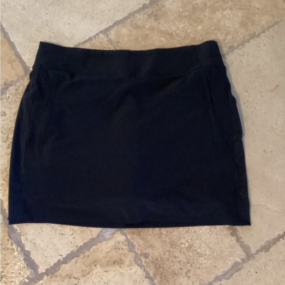 Athleta skort-back pockets-SZ 14
Waist 17” elastic
Length 16”
Q2